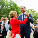 Dronningen og Kronprinsen tok en liten dans. Foto: Vegard Wivestad Grøtt / NTB scanpix